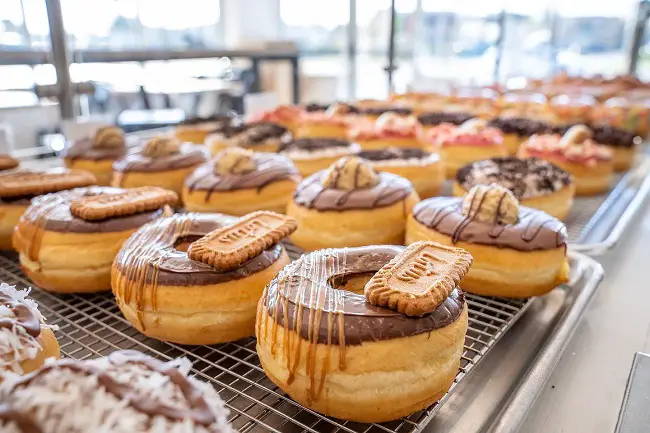 Best donut bagels Montreal 24 hour breakfast restaurants